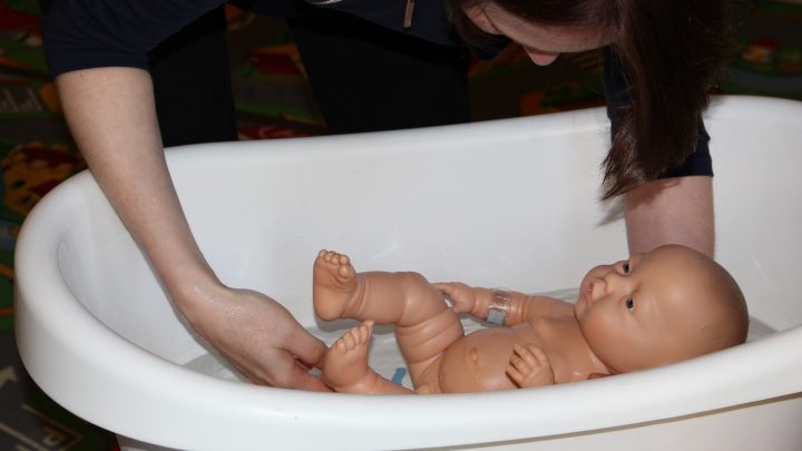Yeni Doğan Bebeğin Banyosu Nasıl Yaptırılır?